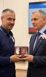 Андрей Белоцерковский награждён медалью «За мужество и доблесть