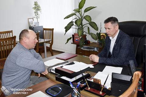 Глава администрации Черноморского района провел прием граждан по личным вопросам